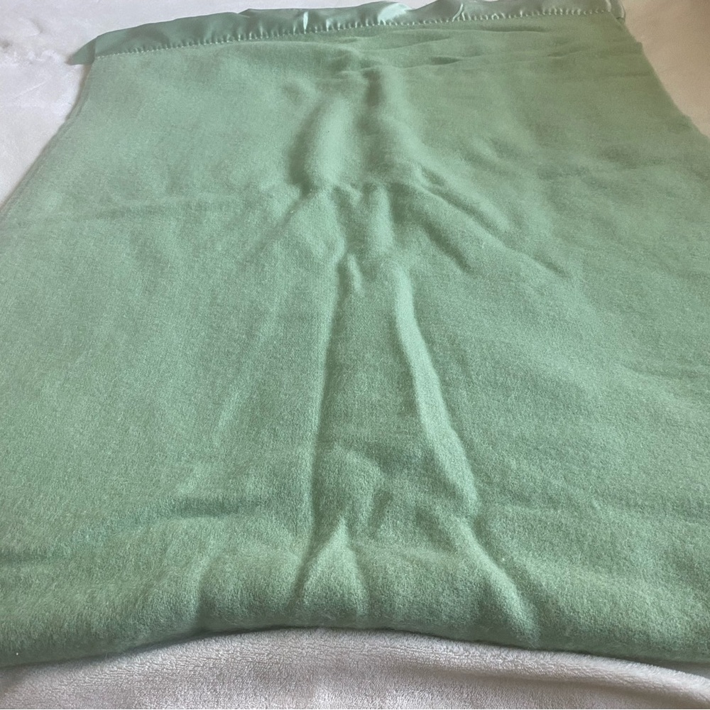 Vintage green 100% wool blanket was satin trim 60 x 80 twin size - Picture 8 of 8
